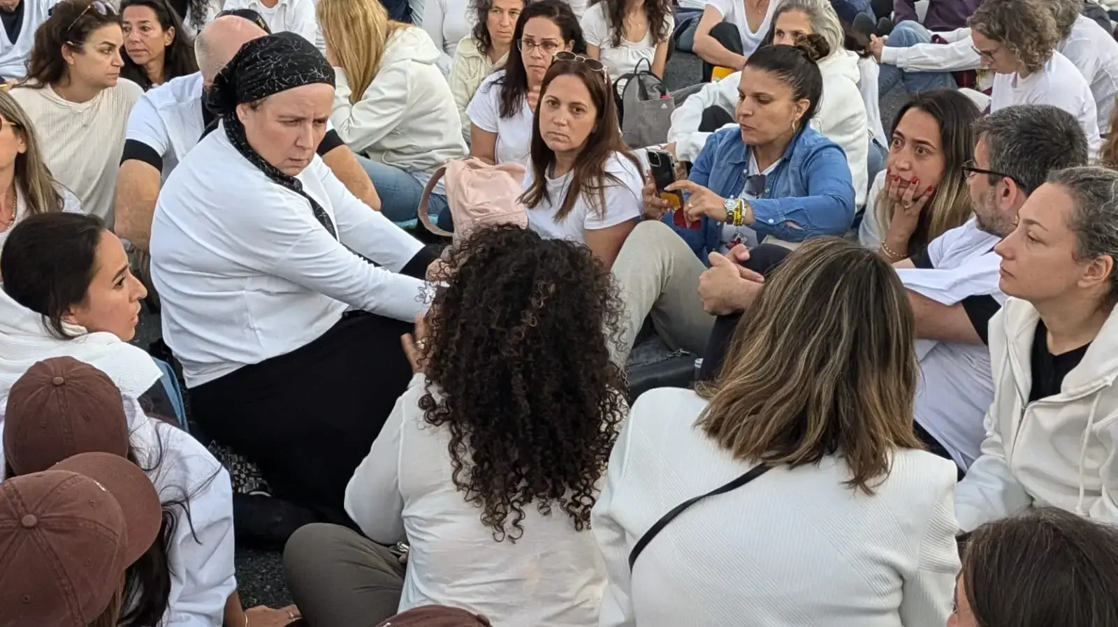 אמו של מתן אנגרסט במחאה, נובמבר 2024 אמו של מתן אנגרסט במחאה, נובמבר 2024