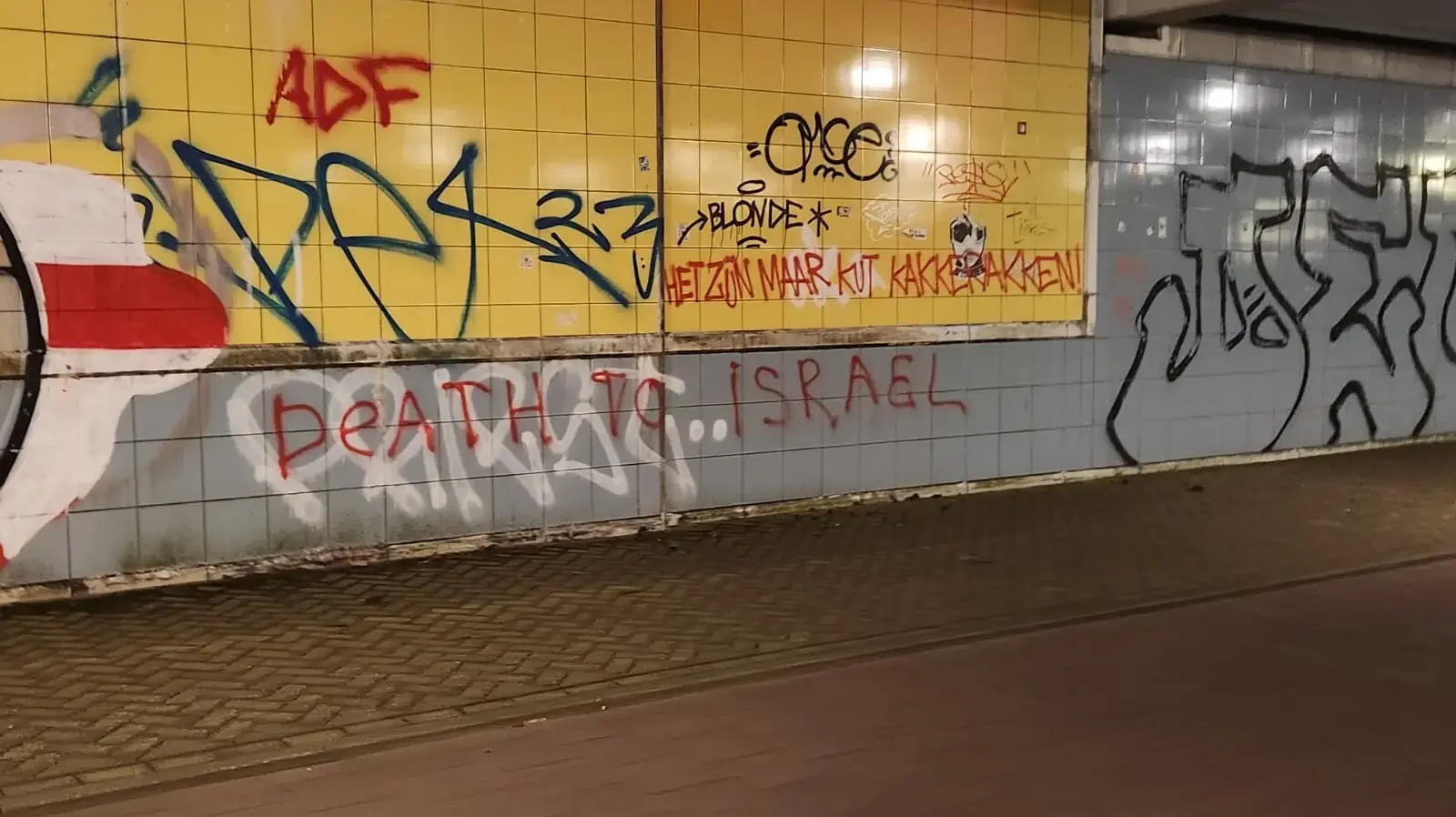 כתובות נאצה נגד ישראל לפני המשחק של מכבי תל אביב מול אייאקס אמסטרדם כתובות נאצה נגד ישראל לפני המשחק של מכבי תל אביב מול אייאקס אמסטרדם