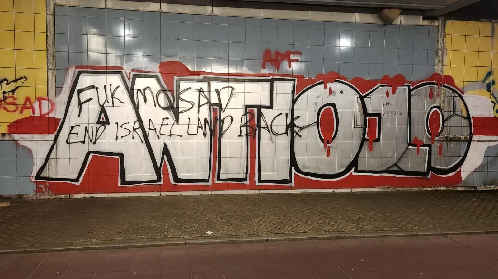 כתובות נאצה נגד ישראל לפני המשחק של מכבי תל אביב מול אייאקס אמסטרדם כתובות נאצה נגד ישראל לפני המשחק של מכבי תל אביב מול אייאקס אמסטרדם