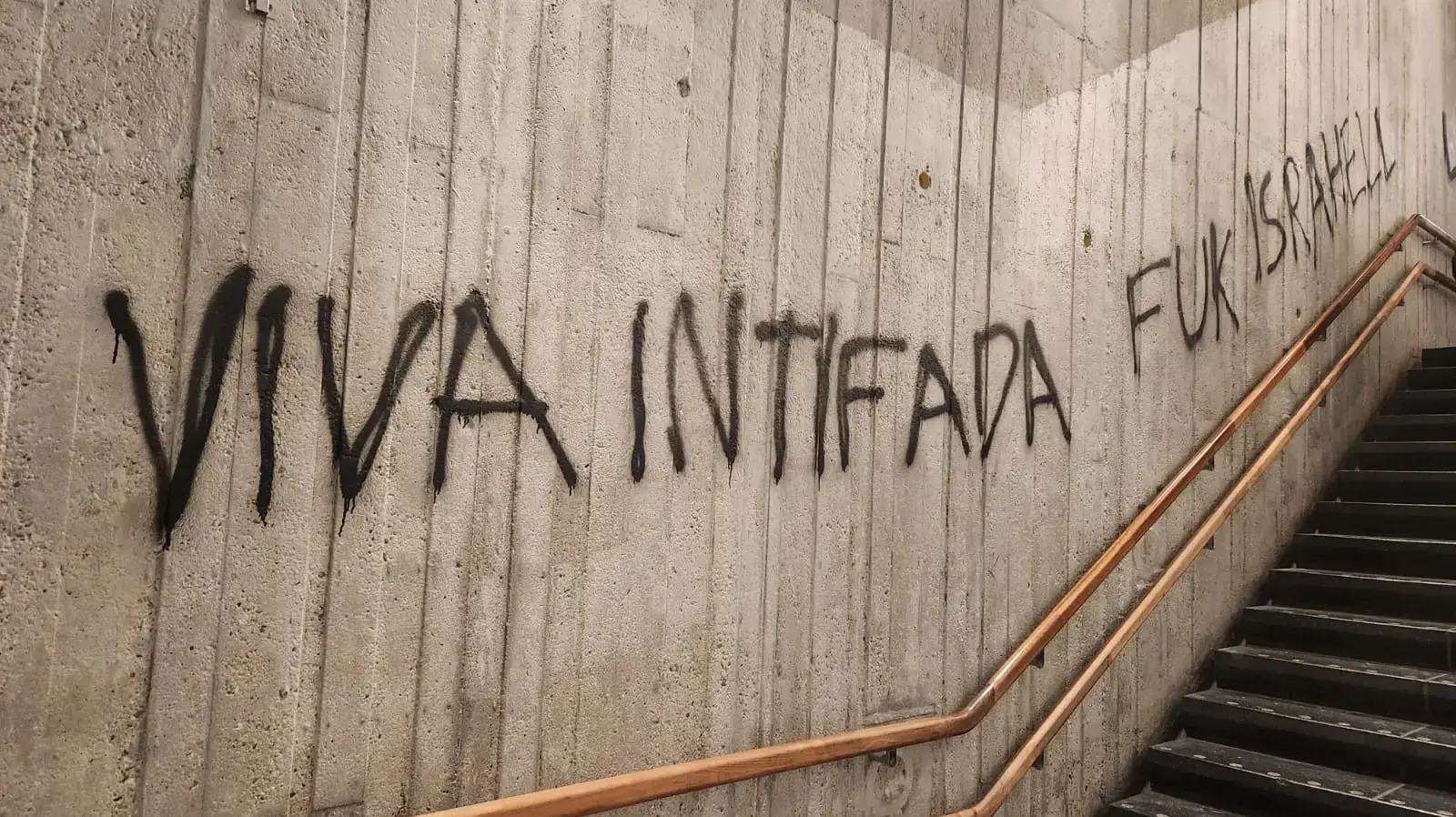 כתובות נאצה נגד ישראל לפני המשחק של מכבי תל אביב מול אייאקס אמסטרדם כתובות נאצה נגד ישראל לפני המשחק של מכבי תל אביב מול אייאקס אמסטרדם