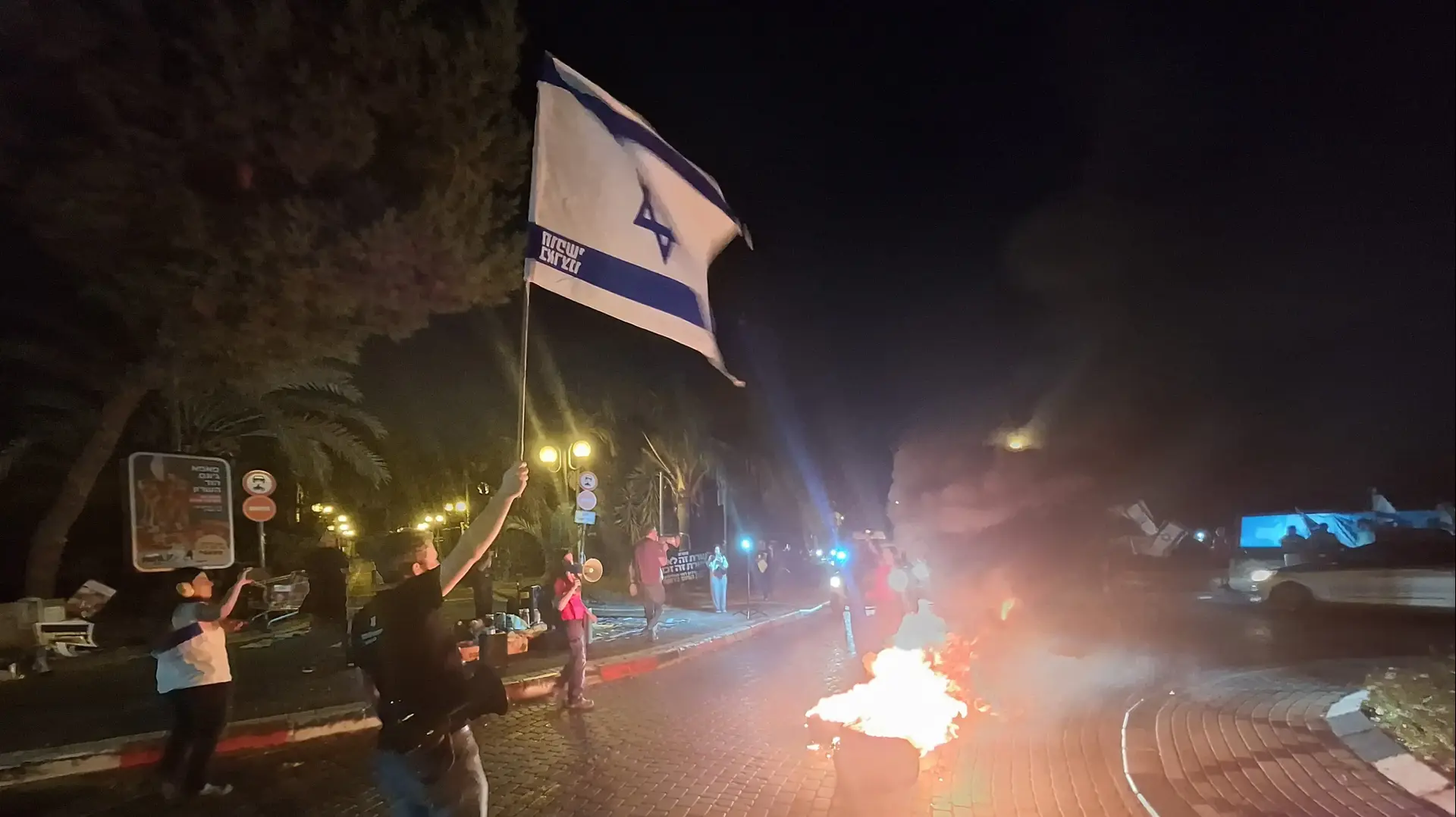 הפגנה מול ביתו של יואב קיש, צמיגים הודלקו ,הוד השרון , 7 לנובמבר 2024 הפגנה מול ביתו של יואב קיש, צמיגים הודלקו ,הוד השרון , 7 לנובמבר 2024