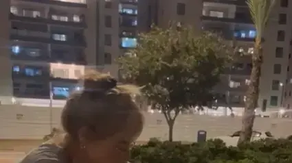 ההורים במחאה מתחת לחלון ביתה של הגננת. פרשת התעללות בגן בנתניה ההורים במחאה מתחת לחלון ביתה של הגננת. פרשת התעללות בגן בנתניה
