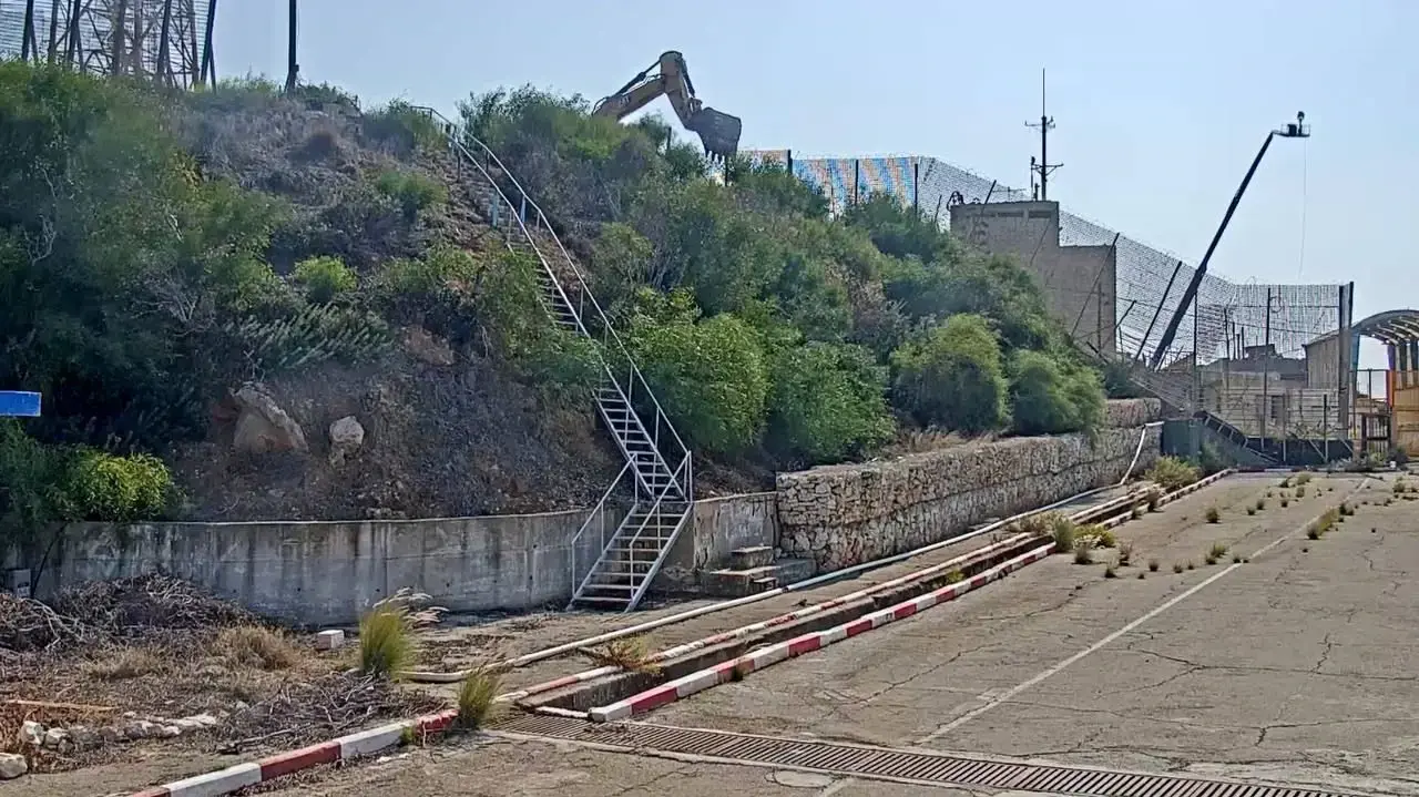 בולדוזרים של צה"ל הרסו חלק מגדר ומבנה בטון בעמדת יוניפי"ל , ראס נקורה בולדוזרים של צה"ל הרסו חלק מגדר ומבנה בטון בעמדת יוניפי"ל , ראס נקורה