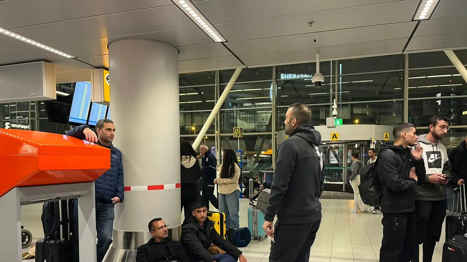 אזרחים מנסים את מזלם לתפוס טיסה מאמסטרדם לנתב״ג, לאחר הלינץ, שדה תעופה אמסטרדם, 8 לנובמבר 2024 אזרחים מנסים את מזלם לתפוס טיסה מאמסטרדם לנתב״ג, לאחר הלינץ, שדה תעופה אמסטרדם, 8 לנובמבר 2024