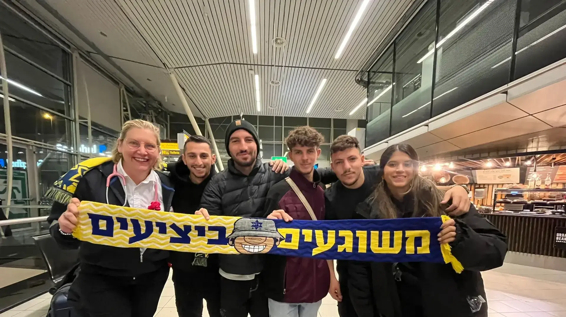 אזרחים מנסים את מזלם לתפוס טיסה מאמסטרדם לנתב״ג,  לאחר הלינץ, שדה תעופה אמסטרדם, 8 לנובמבר 2024