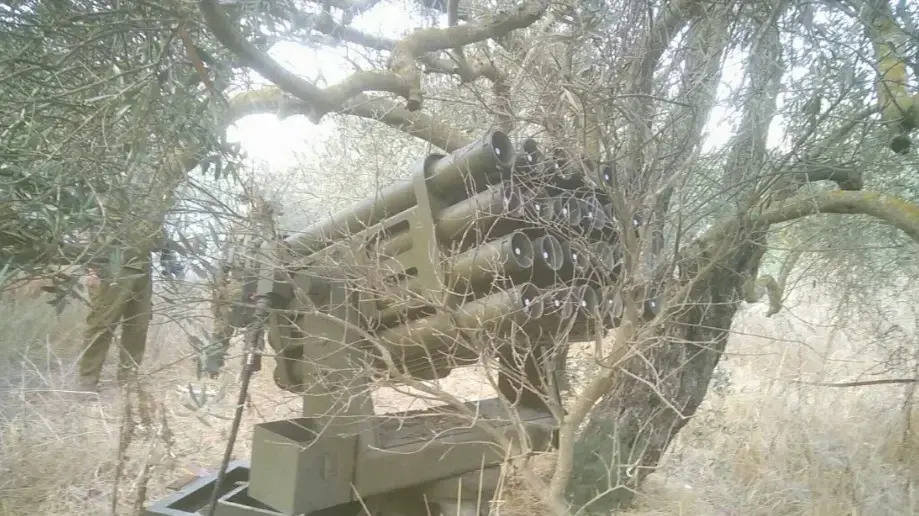- מערכת טילים ניידת ובה 24 רקטות מוכנות לשיגור - מערכת טילים ניידת ובה 24 רקטות מוכנות לשיגור