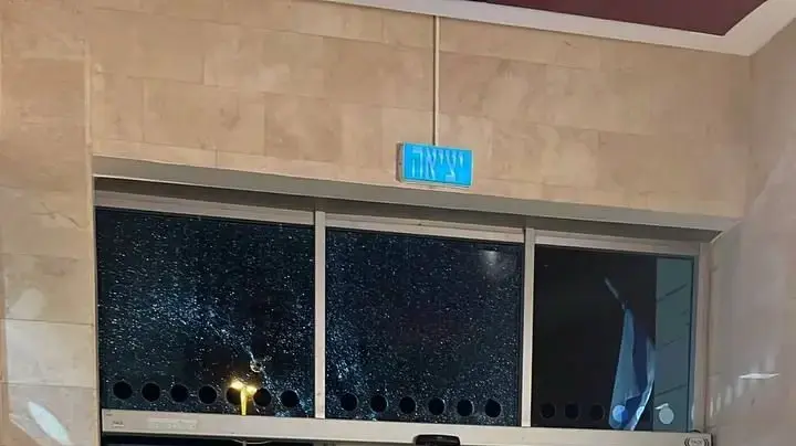 הנזק שבעקבותיו המשטרה פתחה בחקירת אירוע ירי לעבר בניין בפ"ת הנזק שבעקבותיו המשטרה פתחה בחקירת אירוע ירי לעבר בניין בפ"ת