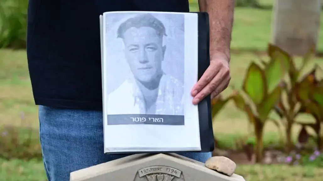 קברו של הלוחם הארי פוטר, בית העלמין הצבאי-בריטי ברמלה. קברו של הלוחם הארי פוטר, בית העלמין הצבאי-בריטי ברמלה.