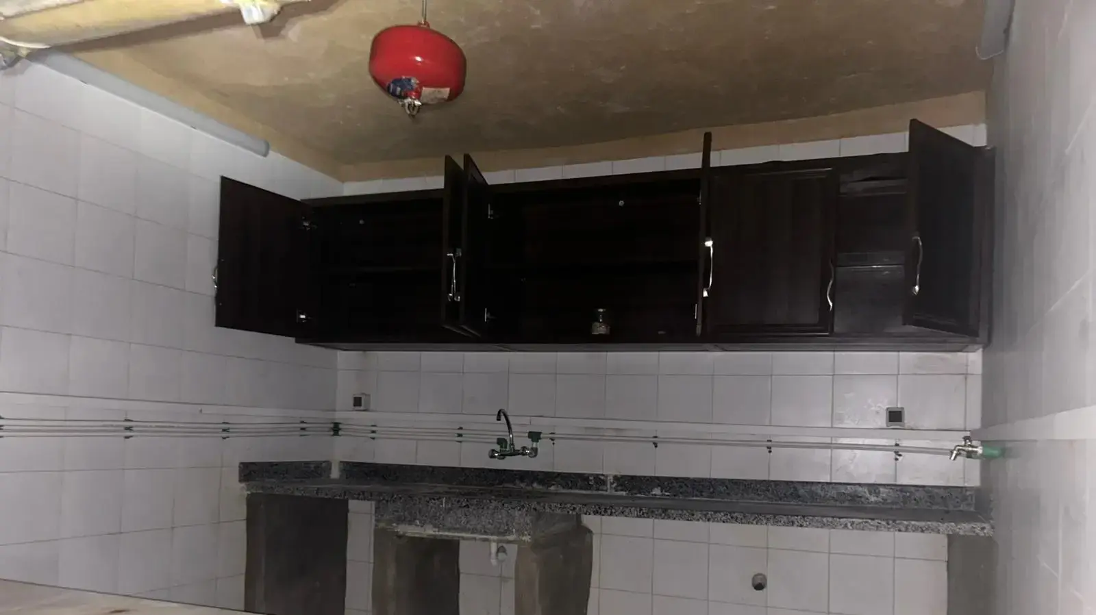 מטבח שנמצא במתחם טרור תת-קרקעי שהוסתר תחת בית קברות, דרום לבנון מטבח שנמצא במתחם טרור תת-קרקעי שהוסתר תחת בית קברות, דרום לבנון