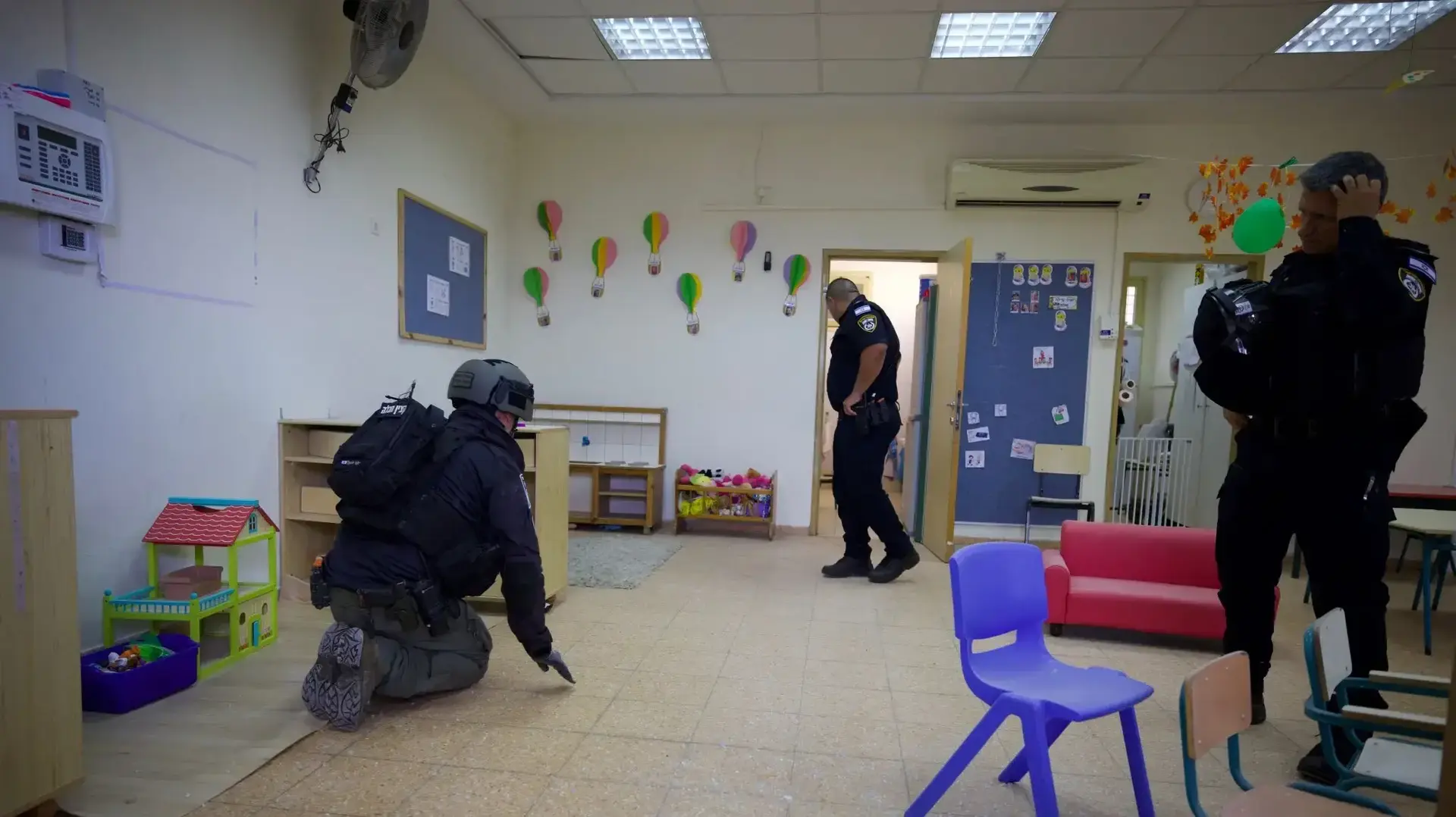 זירת נפילת כטב"ם בחצר גן ילדים, נשר, 12 בנובמבר 2024 זירת נפילת כטב"ם בחצר גן ילדים, נשר, 12 בנובמבר 2024