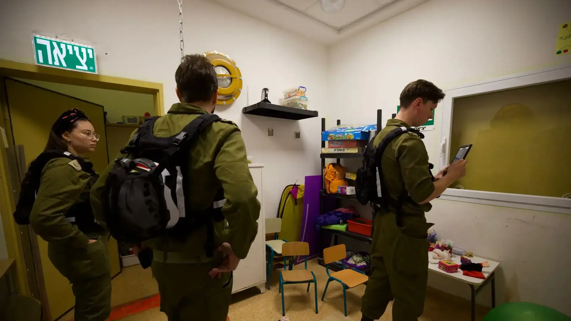 צה"ל באיזור פגיעת כטב"מ בחצר גן ילדים, נשר, 12 בנובמבר 2024 צה"ל באיזור פגיעת כטב"מ בחצר גן ילדים, נשר, 12 בנובמבר 2024