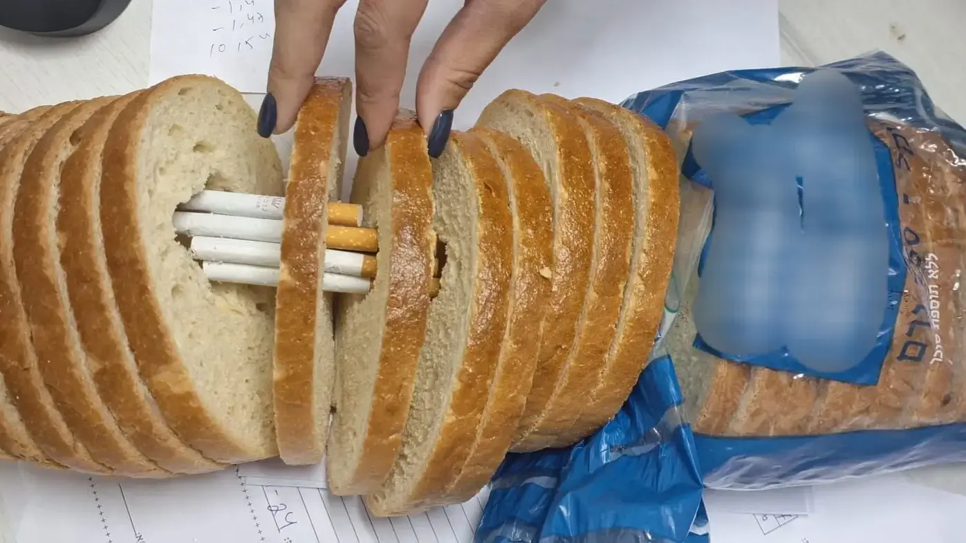 סיגריות מובקחות בתוך לחם
