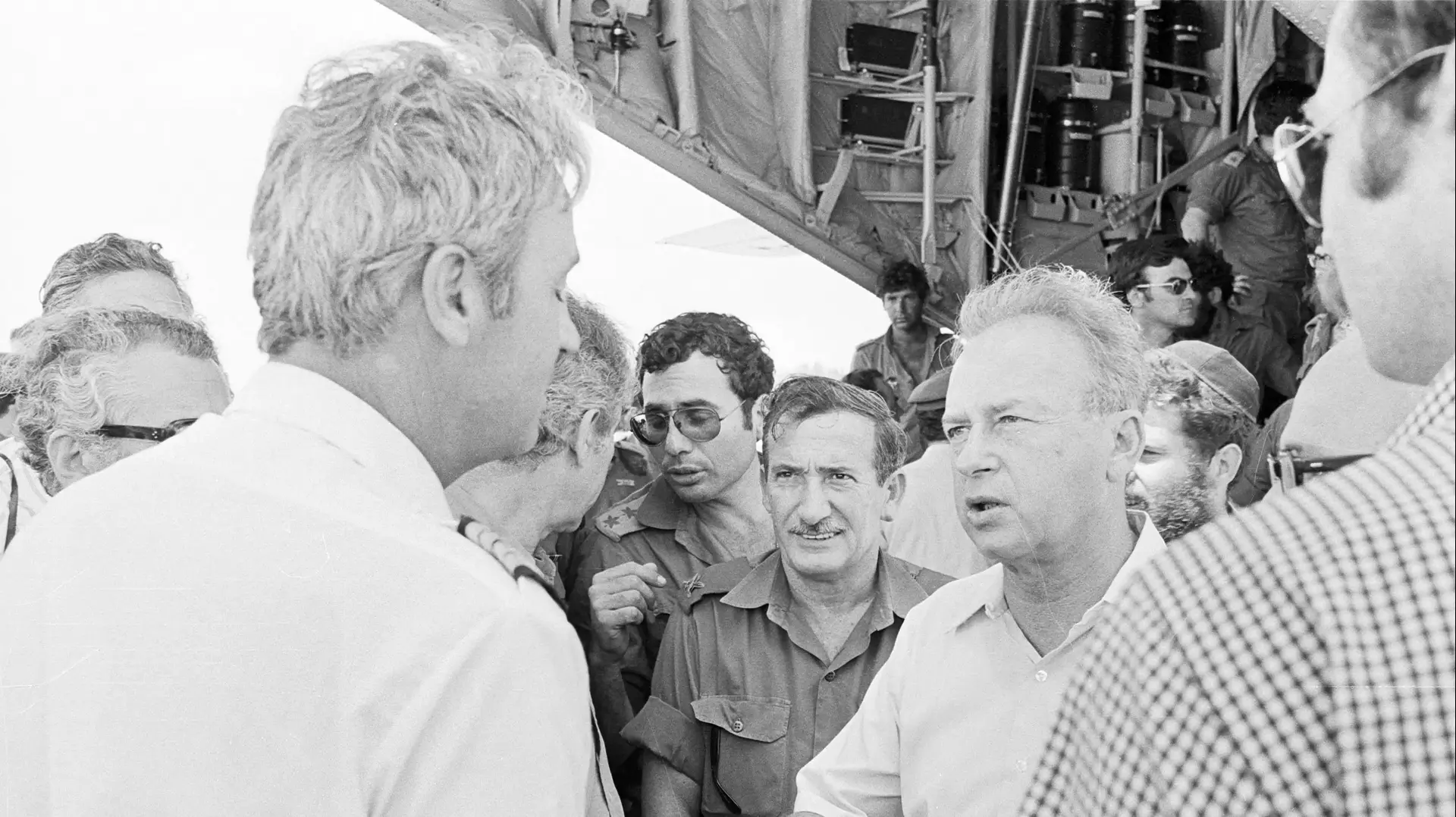 ראש הממשלה דאז יצחק רבין ושר הבטחון דאז שמעון פרס מקבלים את פני קברניט מטוס אייר-פרנס, שמחבלים מהחזית העממית - פלג ודיע חדאד, חטפו לאנטבה שבאוגנדה. בין שניהם מחייך משופם תא"ל אפרים פורן מזכיר צבאי של ראש הממשלה , 04.07.1976
ראש הממשלה דאז יצחק רבין ושר הבטחון דאז שמעון פרס מקבלים את פני קברניט מטוס אייר-פרנס, שמחבלים מהחזית העממית - פלג ודיע חדאד, חטפו לאנטבה שבאוגנדה. בין שניהם מחייך משופם תא"ל אפרים פורן מזכיר צבאי של ראש הממשלה , 04.07.1976