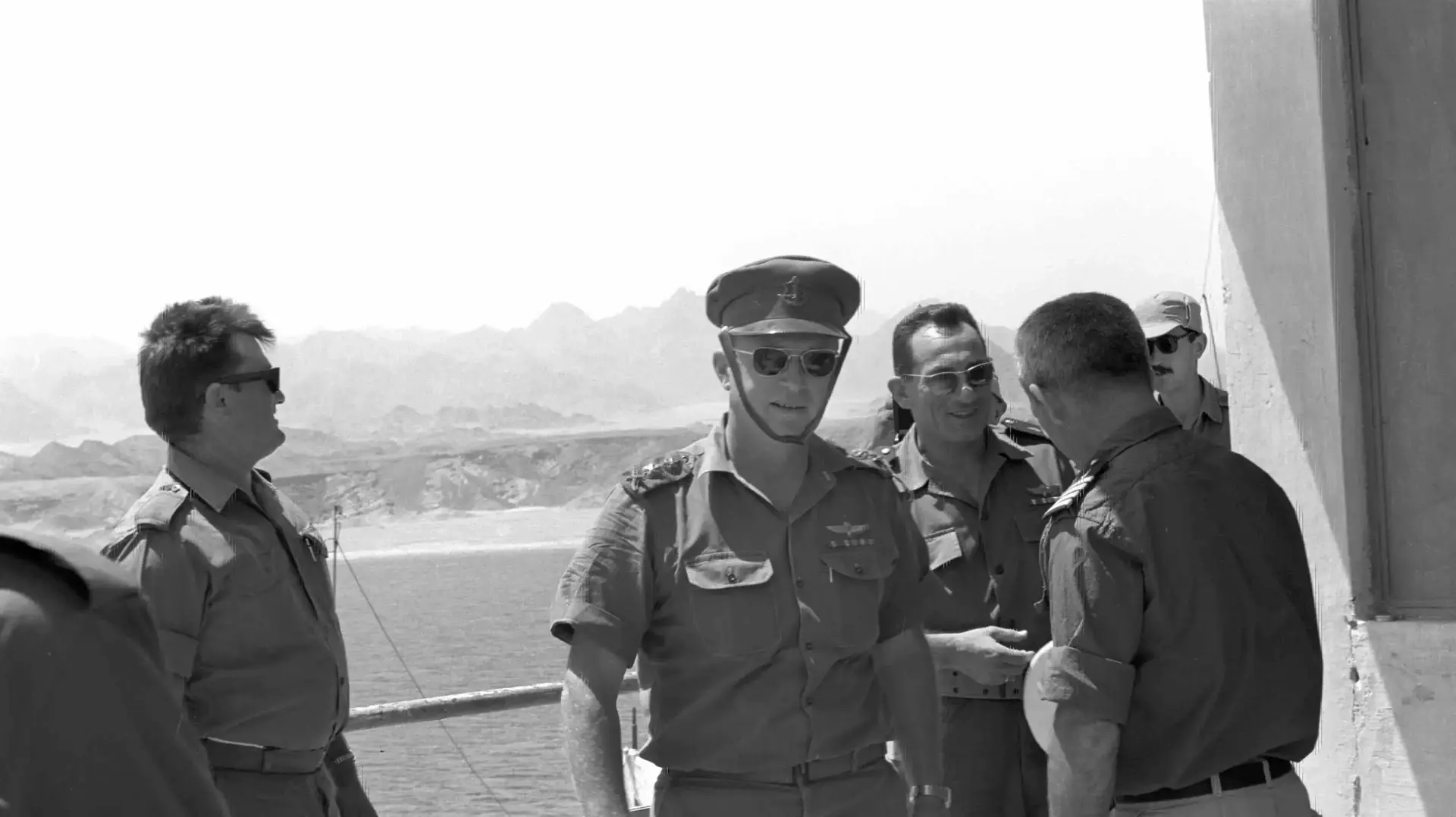 מלחמת ששת הימים, ביקור שר הביטחון דאז משה דיין והרמטכ"ל דאז יצחק רבין בשארם א-שייח' בסיני 18.06.1967 מלחמת ששת הימים, ביקור שר הביטחון דאז משה דיין והרמטכ"ל דאז יצחק רבין בשארם א-שייח' בסיני 18.06.1967