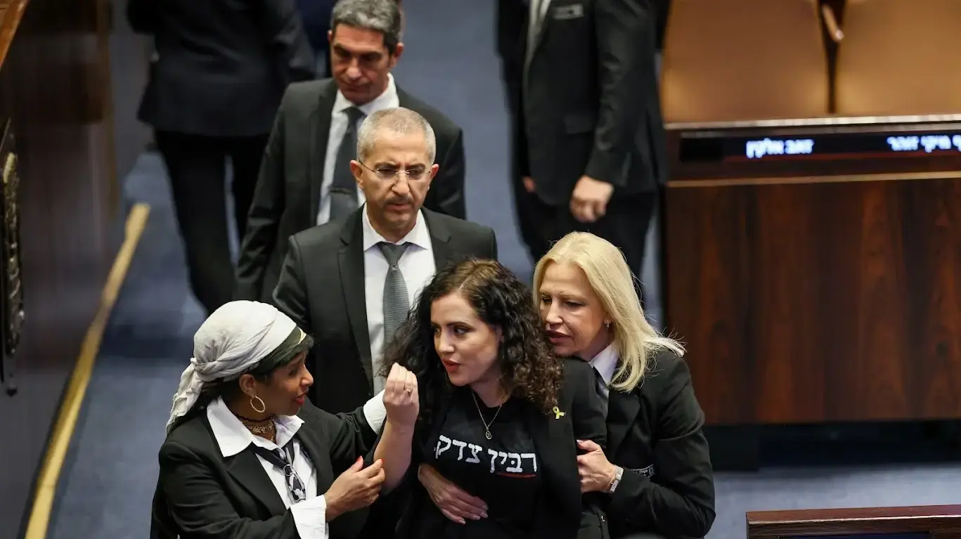 הוצאת בכוח של נעמה לזימי עם חולצת ׳רבין צדק׳, הכנסת , 13 בנובמבר 2024 הוצאת בכוח של נעמה לזימי עם חולצת ׳רבין צדק׳, הכנסת , 13 בנובמבר 2024