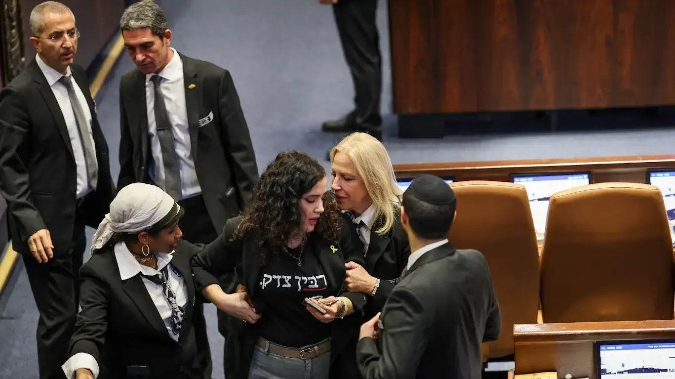 הוצאת בכוח של נעמה לזימי עם חולצת ׳רבין צדק׳, הכנסת , 13 בנובמבר 2024 הוצאת בכוח של נעמה לזימי עם חולצת ׳רבין צדק׳, הכנסת , 13 בנובמבר 2024