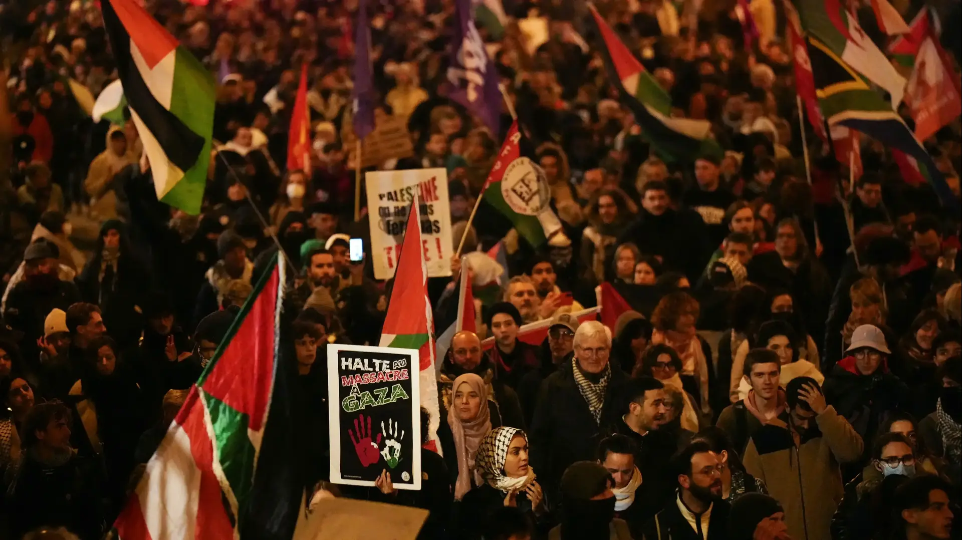 הפגנות פרו פלסטיניות לקראת משחקה של נבחרת ישראל נגד צרפת הפגנות פרו פלסטיניות לקראת משחקה של נבחרת ישראל נגד צרפת