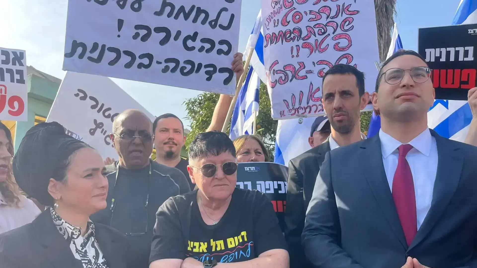 שפי פז עם יצחק וסרלאוף, אריאל קלנר, לימור סון הר מלך, לפני כניסתה לריצוי מאסרה, כלא נווה תרצה, 14 באוקטובר 2024