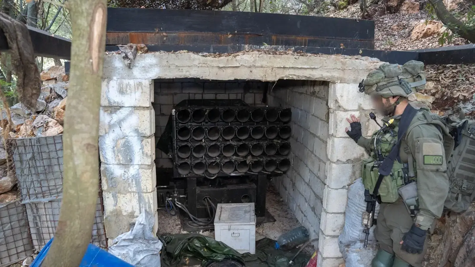 אמצעי הלחימה ומשגר הרקטות שאותרו והוחרמו ע"י לוחמי עוצבת הקומנדו ובהם לוחמי יחידת אגוז, מגלן ודובדבן אמצעי הלחימה ומשגר הרקטות שאותרו והוחרמו ע"י לוחמי עוצבת הקומנדו ובהם לוחמי יחידת אגוז, מגלן ודובדבן