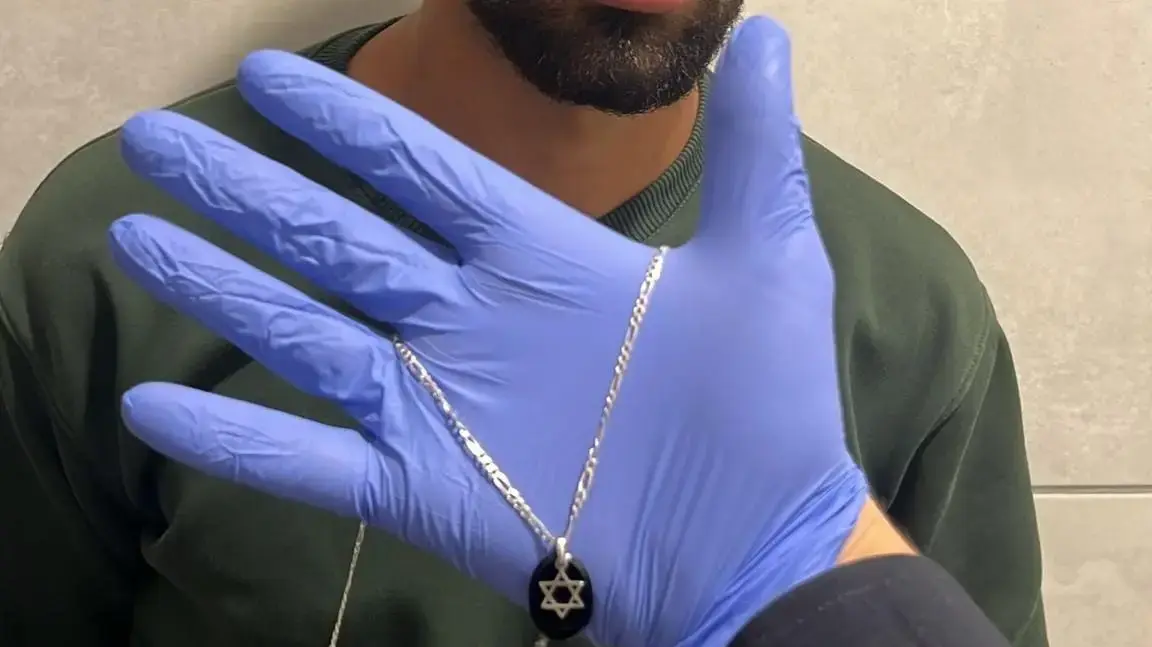 שרשרת מגן דוד שנתפסה ברשותו של החשוד בגניבת אופנוע.  15 בנובמבר 2024