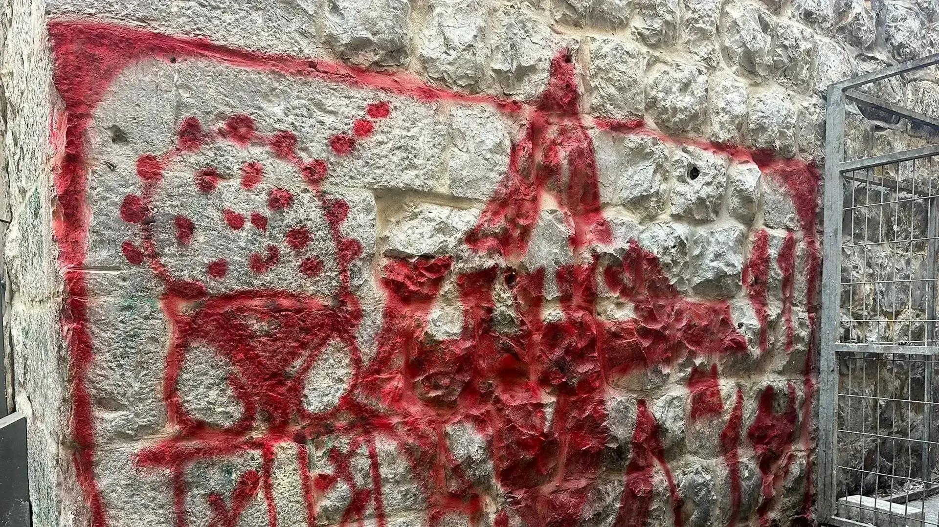 תושב ירושלים השחית אנדרטה וחנויות ברחבי העיר. 15 בנובמבר 2024