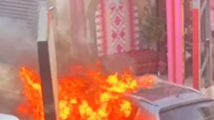 רכב ישראלי שרוף בעיירה אבו דיס רכב ישראלי שרוף בעיירה אבו דיס