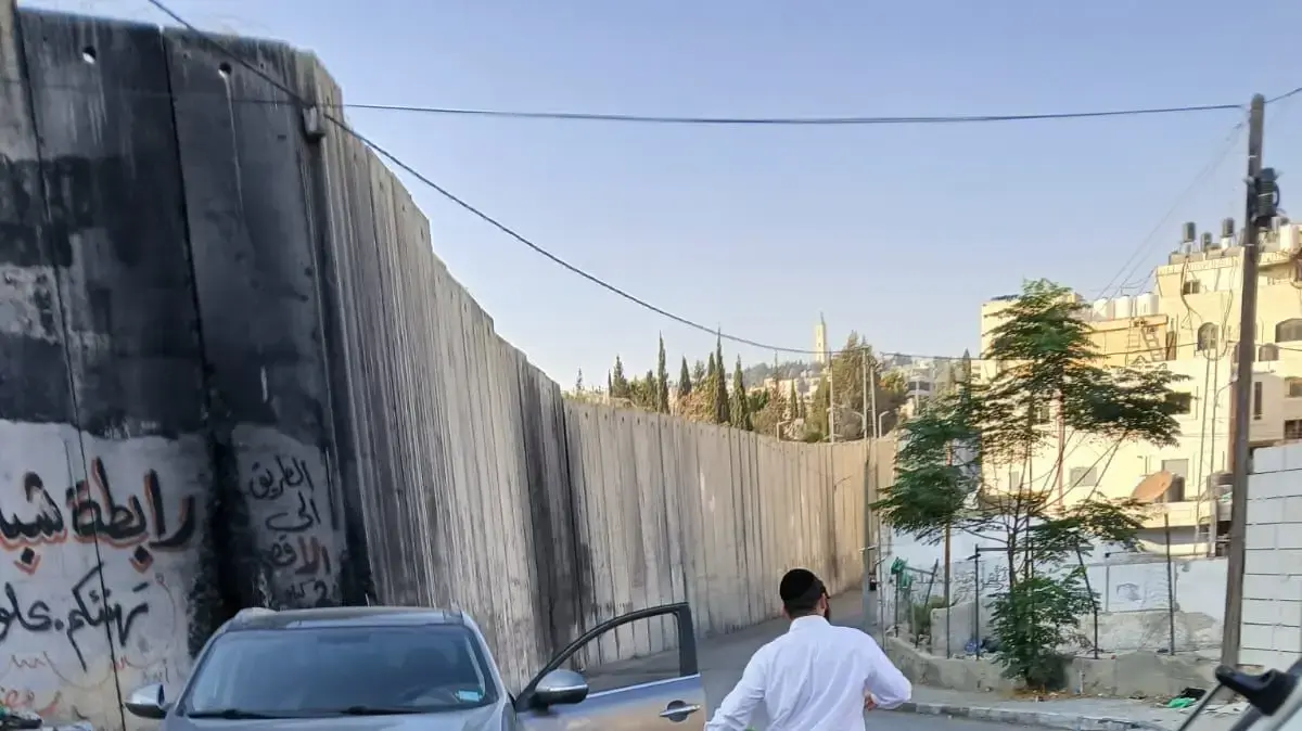 רכב ישראלי שרוף בעיירה אבו דיס רכב ישראלי שרוף בעיירה אבו דיס