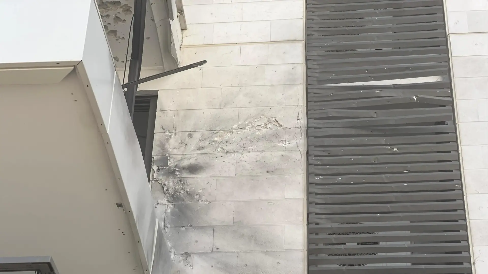פגיעת שברי יירוט במבנה בנהריה. 16 בנובמבר 2024 פגיעת שברי יירוט במבנה בנהריה. 16 בנובמבר 2024