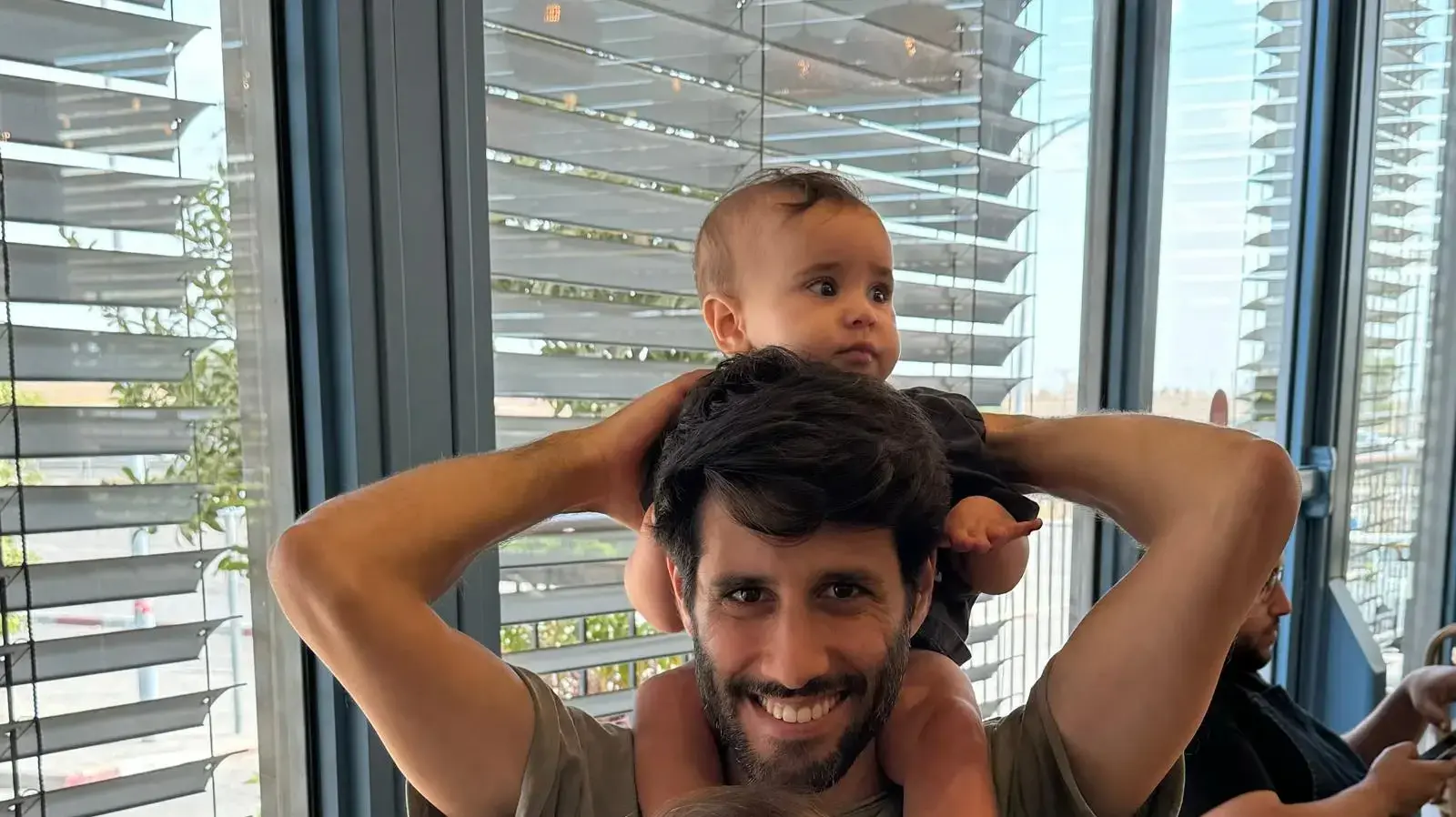 הזמר והמוזיקאי נועם בנאי עם בתו אביגיל ובנו דוד הזמר והמוזיקאי נועם בנאי עם בתו אביגיל ובנו דוד