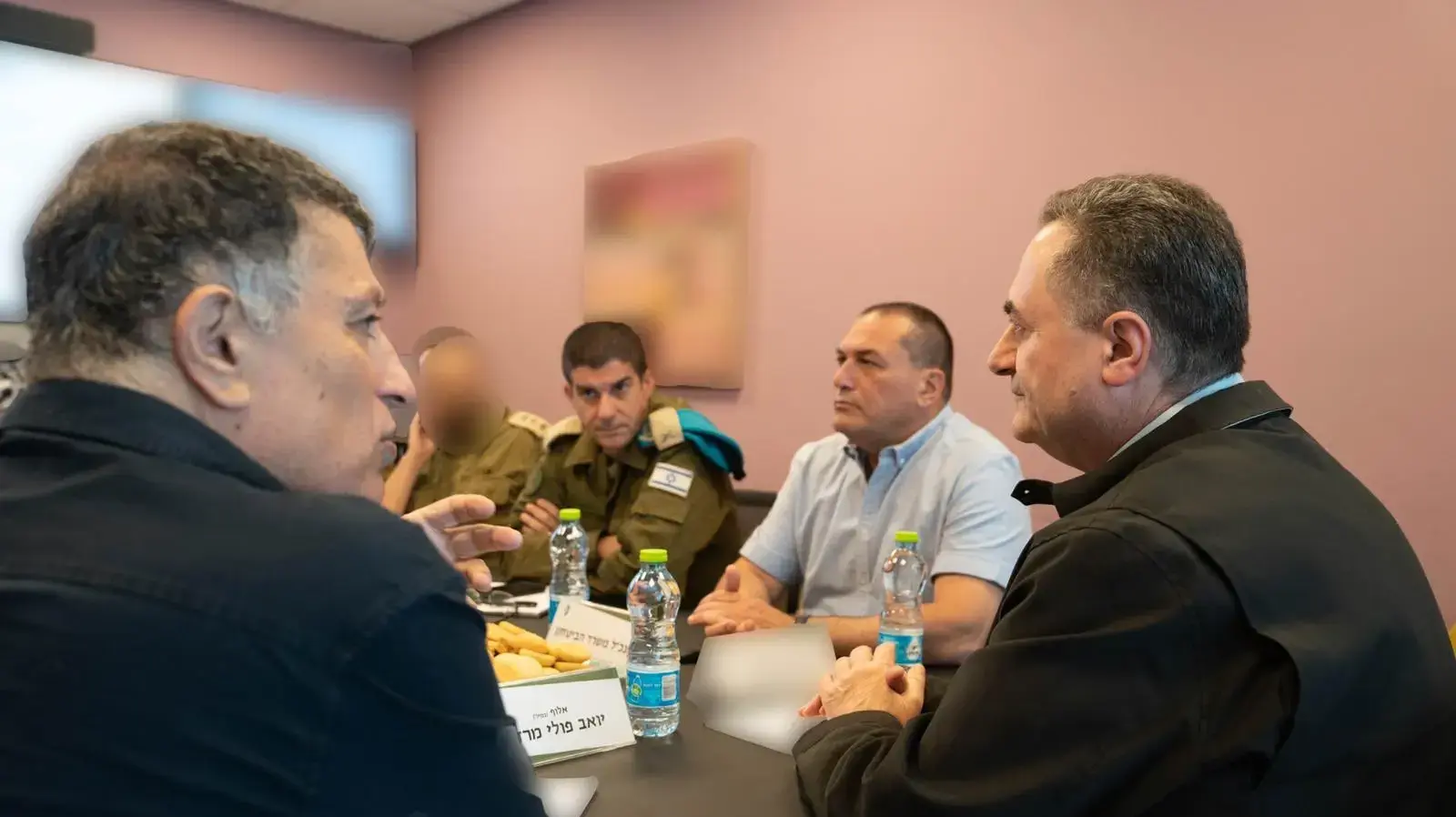 שר הביטחון ישראל כ"ץ ביקר במפקדת החטופים של צה"ל. 17 בנובמבר 2024 שר הביטחון ישראל כ"ץ ביקר במפקדת החטופים של צה"ל. 17 בנובמבר 2024