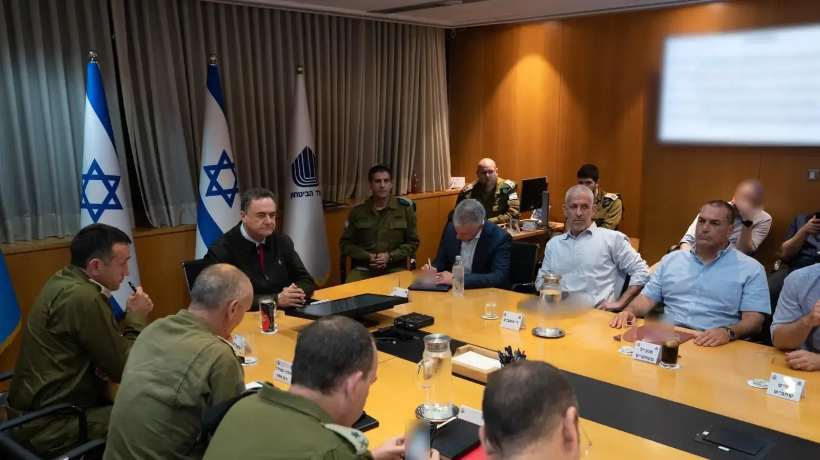 הערכת מצב ביטחונית בנושא השבויים והנעדרים עם שר הביטחון ישראל כ"ץ , הרמטכ"ל  רב-אלוף הרצי הלוי , ראש המוסד דדי ברנע , ראש השב"כ רונן בר , מנכ"ל משרד הביטחון אלוף אייל זמיר , הממונה על תחום הנעדרים והשבויים בצה"ל אלוף ניצן אלון , מתאם השבויים והנעדרים תא"ל גל הירש ובכירים נוספים במערכת הביטחון.