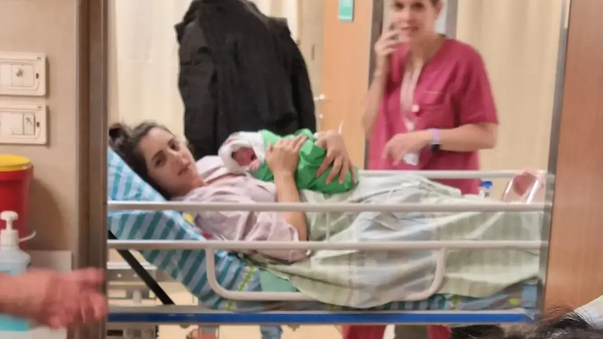 שתי האחיות הילה קדוש שנפ וספיר קדוש דוד ילדו במקביל במרכז רפואי מאיר כשהדלתות פתוחות