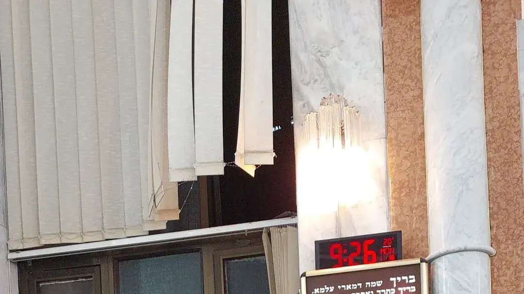 תיעוד הנזק בבית כנסת סמוך ורגע הפגיעה ממצלמות האבטחה של בית הכנסת. תיעוד הנזק בבית כנסת סמוך ורגע הפגיעה ממצלמות האבטחה של בית הכנסת.