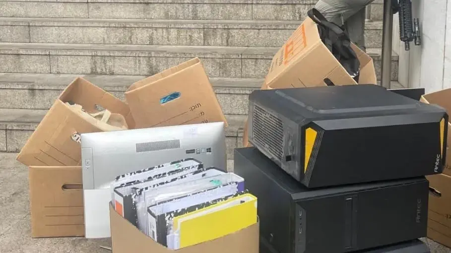 ציוד שנמצא בקשר למעצר 13 אנשים בחשד להונאה נגד קורבנות בעלי מוגבלויות ותשושי נפש