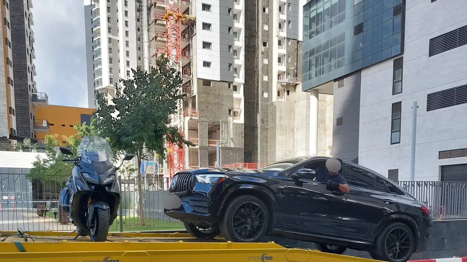 רכבי יוקרה שנלקחו בקשר למעצר 13 אנשים בחשד להונאה נגד קורבנות בעלי מוגבלויות ותשושי נפש רכבי יוקרה שנלקחו בקשר למעצר 13 אנשים בחשד להונאה נגד קורבנות בעלי מוגבלויות ותשושי נפש