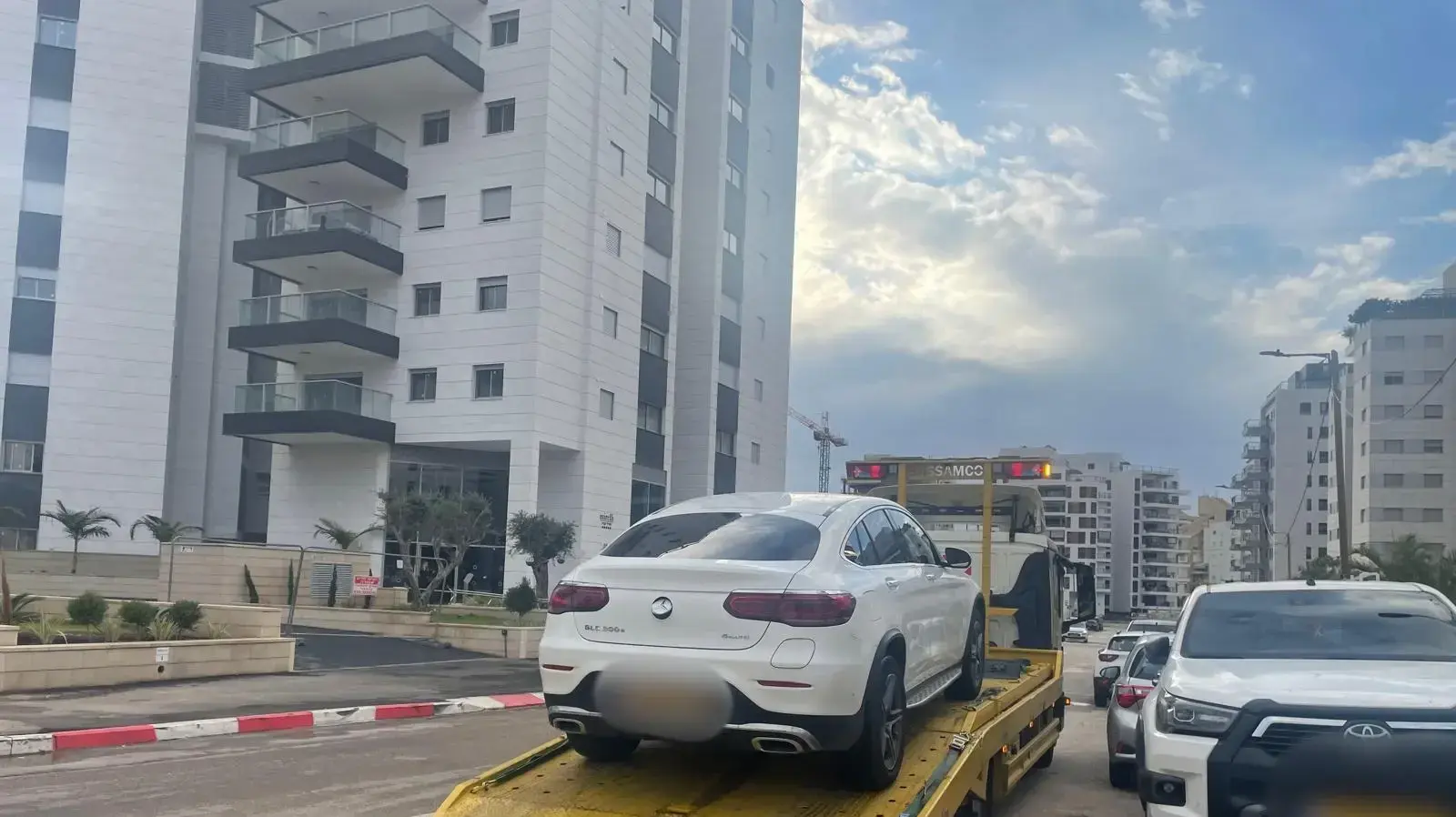 רכבי יוקרה שנלקחו בקשר למעצר 13 אנשים בחשד להונאה נגד קורבנות בעלי מוגבלויות ותשושי נפש רכבי יוקרה שנלקחו בקשר למעצר 13 אנשים בחשד להונאה נגד קורבנות בעלי מוגבלויות ותשושי נפש
