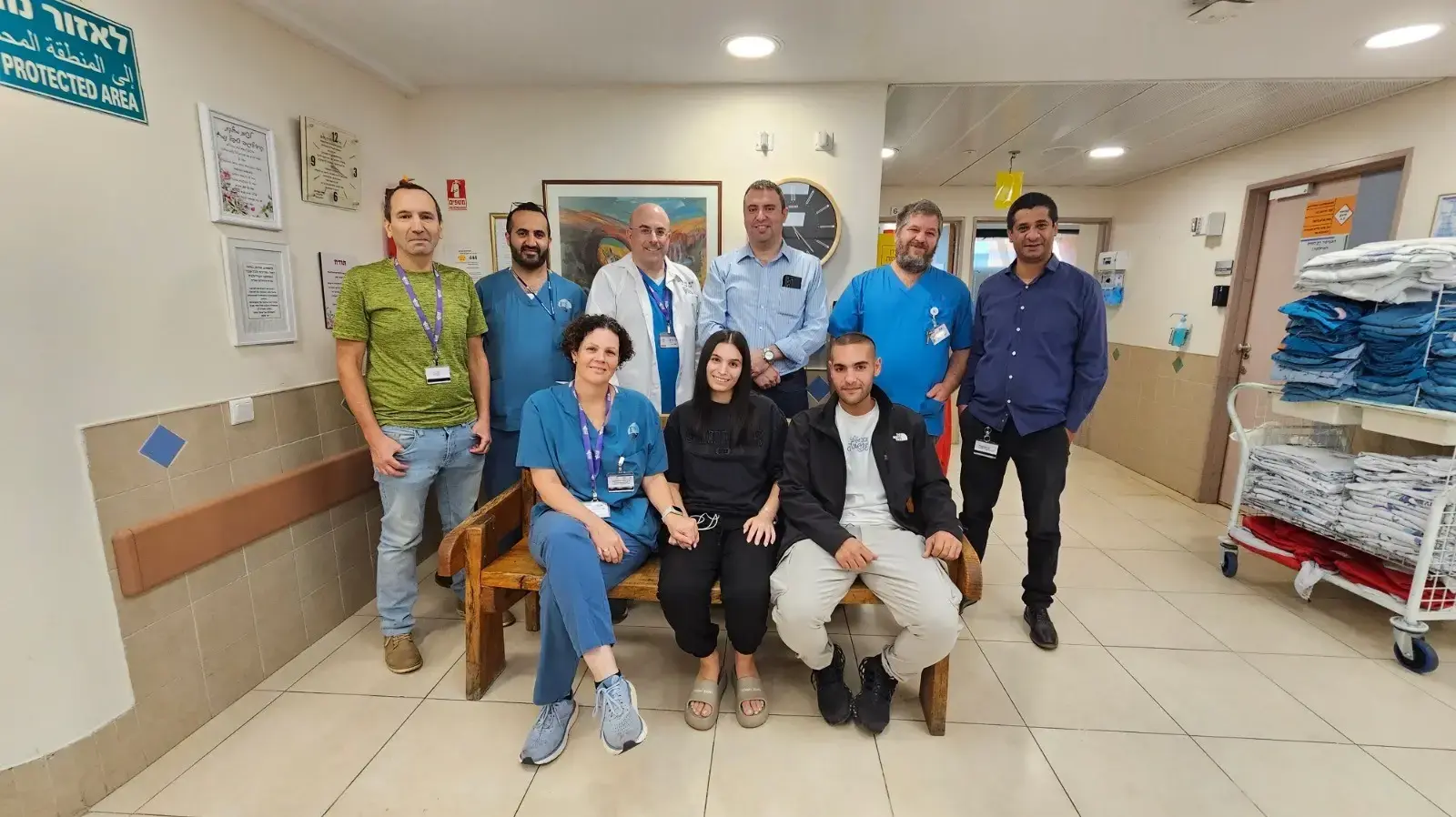 יפית ברון והרופאים שהצילו אותה בבית החולים פוריה יפית ברון והרופאים שהצילו אותה בבית החולים פוריה