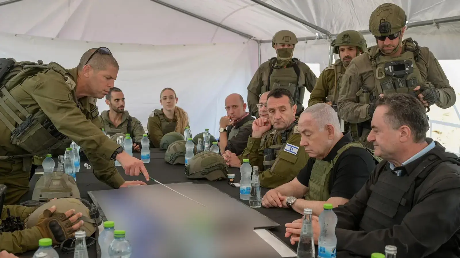 ראש הממשלה בנימין נתניהו ושר הביטחון ישראל כ"ץ, ביקרו עם הרמטכ"ל רב אלוף הרצי הלוי וראש השב"כ רונן בר במסדרון נצרים, עזה, 19 בנובמבר 2024 ראש הממשלה בנימין נתניהו ושר הביטחון ישראל כ"ץ, ביקרו עם הרמטכ"ל רב אלוף הרצי הלוי וראש השב"כ רונן בר במסדרון נצרים, עזה, 19 בנובמבר 2024