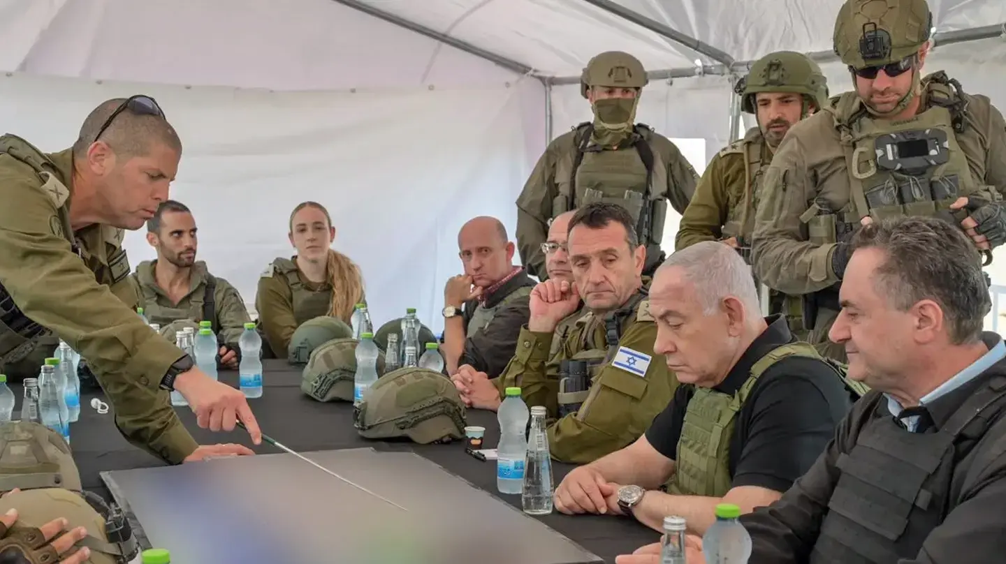ראש הממשלה בנימין נתניהו ושר הביטחון ישראל כ"ץ, ביקרו עם הרמטכ"ל רב אלוף הרצי הלוי וראש השב"כ רונן בר במסדרון נצרים, עזה, 19 בנובמבר 2024 ראש הממשלה בנימין נתניהו ושר הביטחון ישראל כ"ץ, ביקרו עם הרמטכ"ל רב אלוף הרצי הלוי וראש השב"כ רונן בר במסדרון נצרים, עזה, 19 בנובמבר 2024