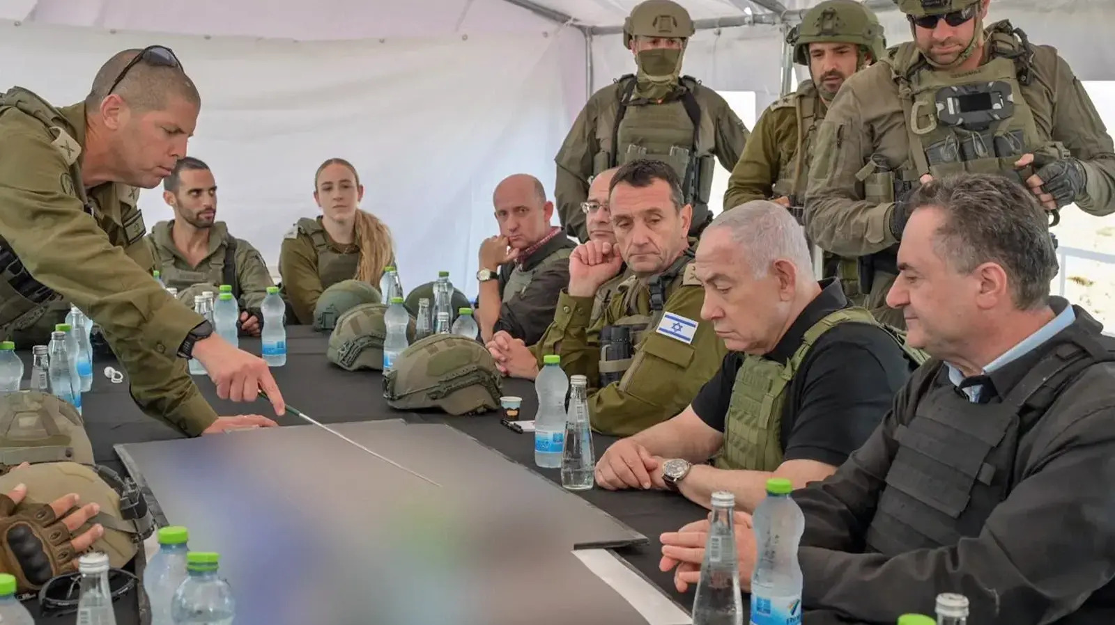 ראש הממשלה בנימין נתניהו ושר הביטחון ישראל כ"ץ, ביקרו עם הרמטכ"ל רב אלוף הרצי הלוי וראש השב"כ רונן בר במסדרון נצרים, עזה, 19 בנובמבר 2024