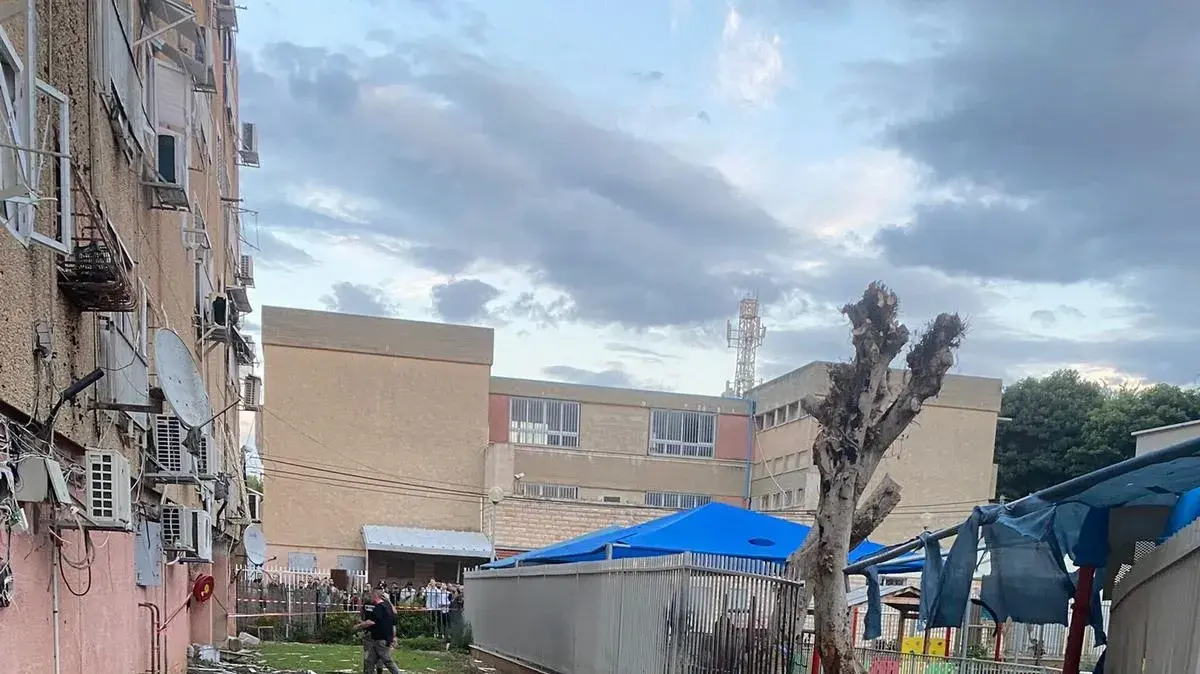 חצר מלאה ברסיסים: פגיעה ישירה בגן ילדים בעכו, 20 בנובמבר 2024 חצר מלאה ברסיסים: פגיעה ישירה בגן ילדים בעכו, 20 בנובמבר 2024