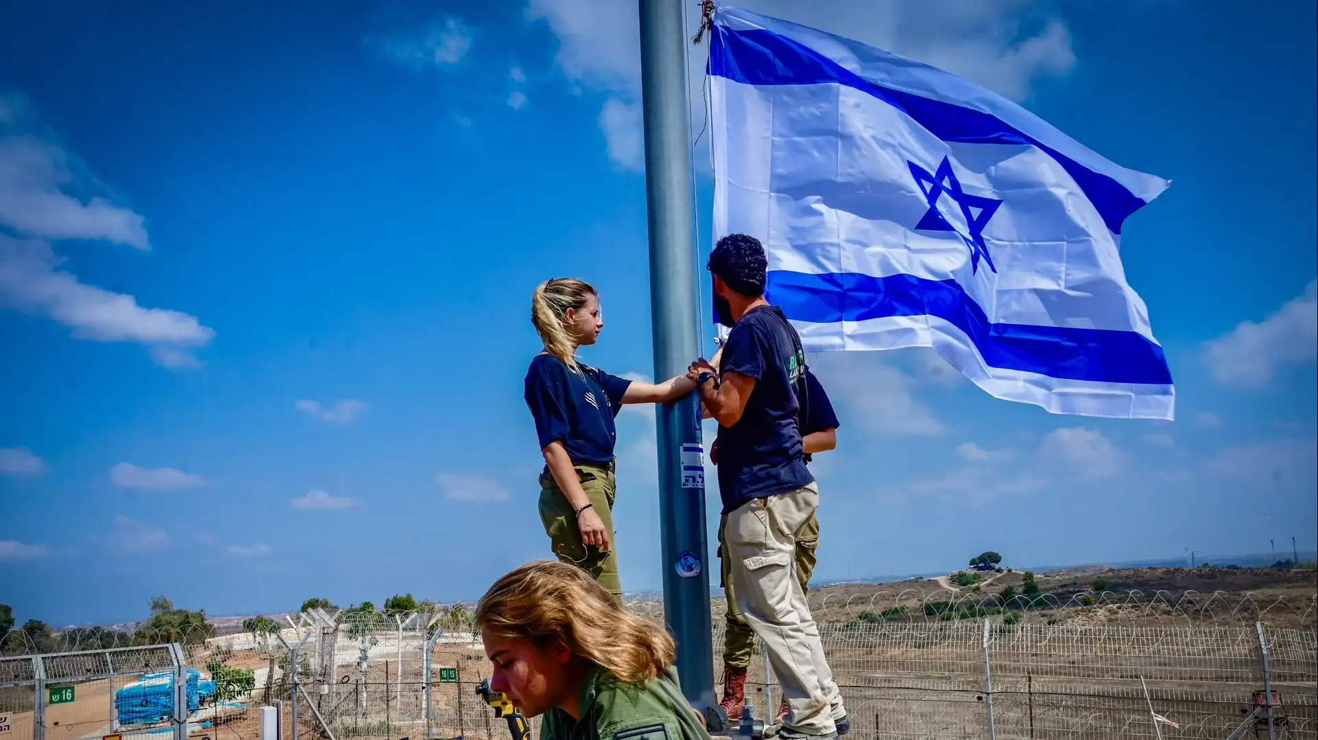חיילים מניפים דגל ישראל בקיבוץ ניר עם חיילים מניפים דגל ישראל בקיבוץ ניר עם