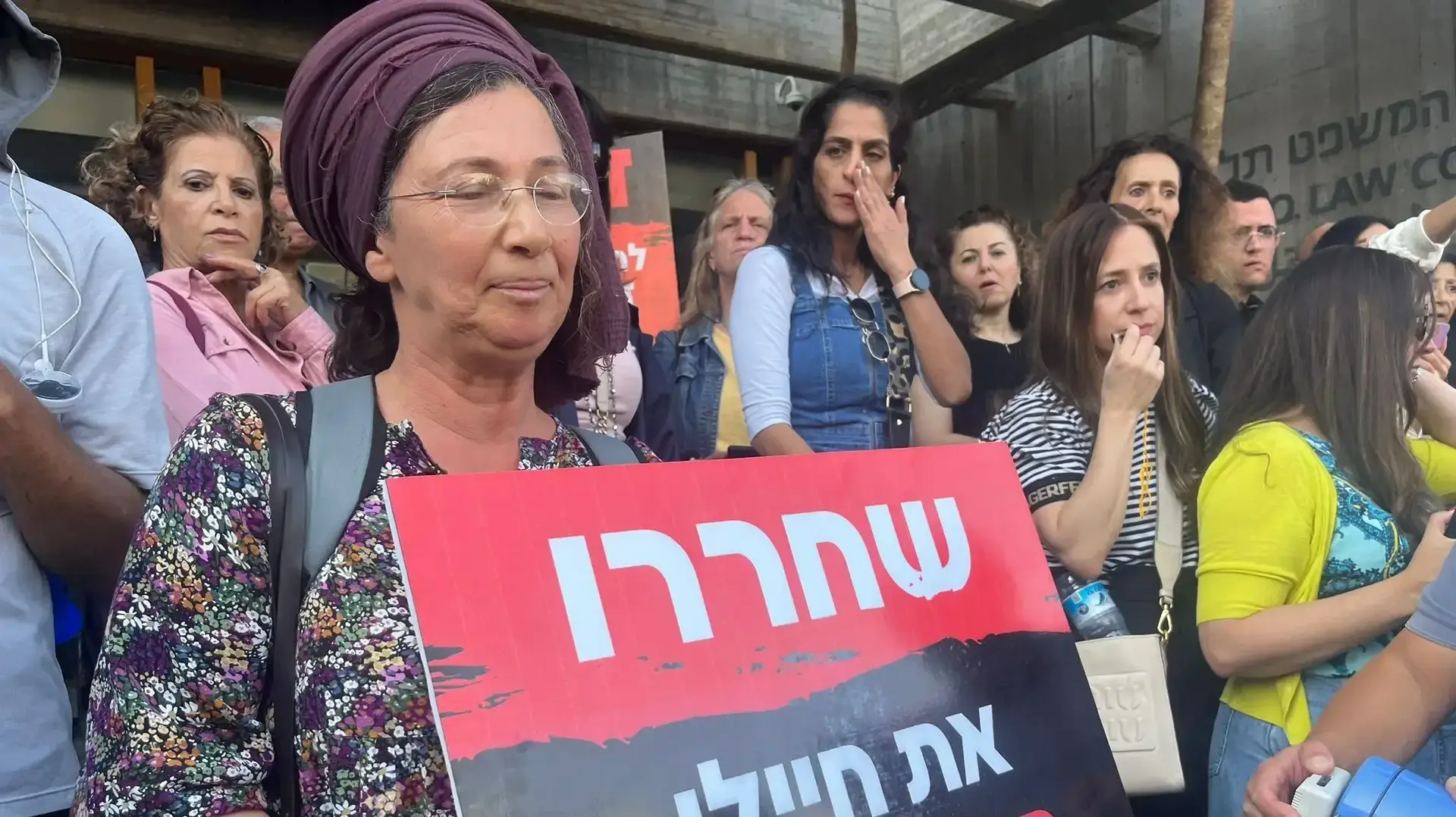 איריס ברנשטיין, הנשואה לאביו של סגן אלוף יהונתן צור הי”ד, מפקד סיירת הנח”ל שנפל בקרבות בשמחת תורה, הפגנת מחאה מחוץ לדיון הגשת כתב אישום לחשודים בפרשת המסמכים המסווגים, בית המשפט המחוזי ת"א, 21 בנובמבר 2024 איריס ברנשטיין, הנשואה לאביו של סגן אלוף יהונתן צור הי”ד, מפקד סיירת הנח”ל שנפל בקרבות בשמחת תורה, הפגנת מחאה מחוץ לדיון הגשת כתב אישום לחשודים בפרשת המסמכים המסווגים, בית המשפט המחוזי ת"א, 21 בנובמבר 2024