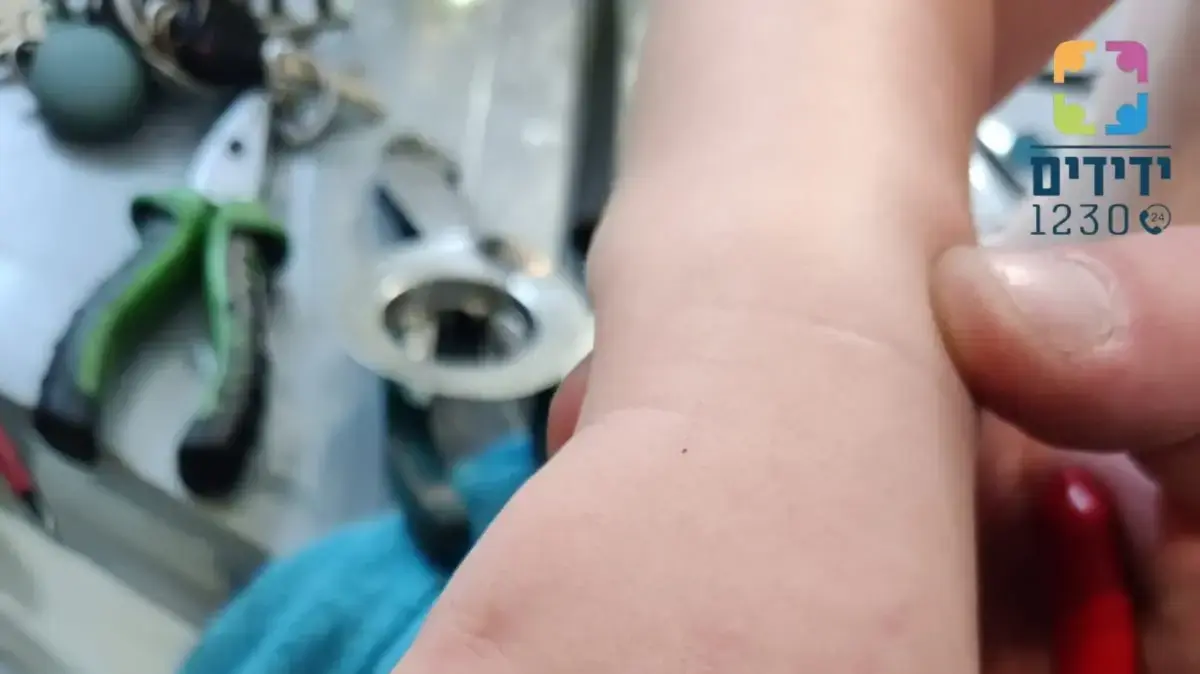 אצבעו המחולצת של התינוק אצבעו המחולצת של התינוק