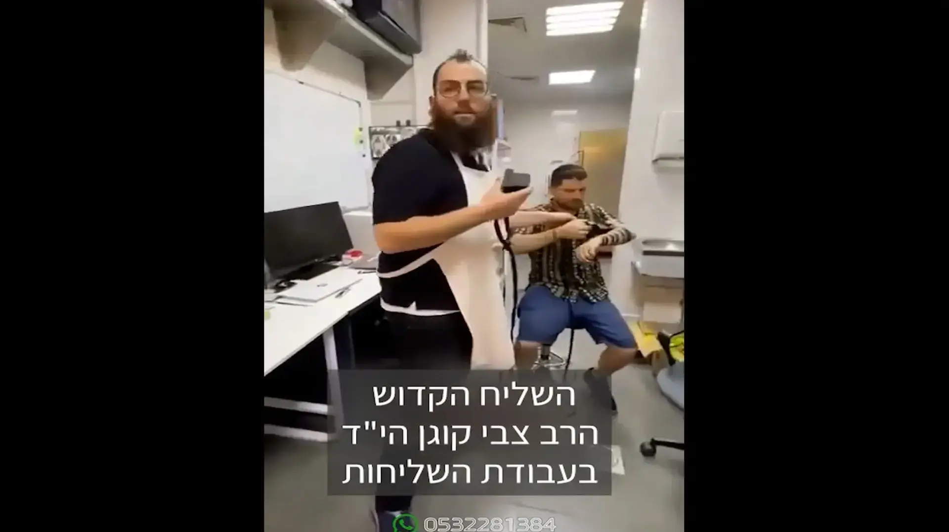 הרב צבי קוגן מניח תפילין לאדם אחר הרב צבי קוגן מניח תפילין לאדם אחר