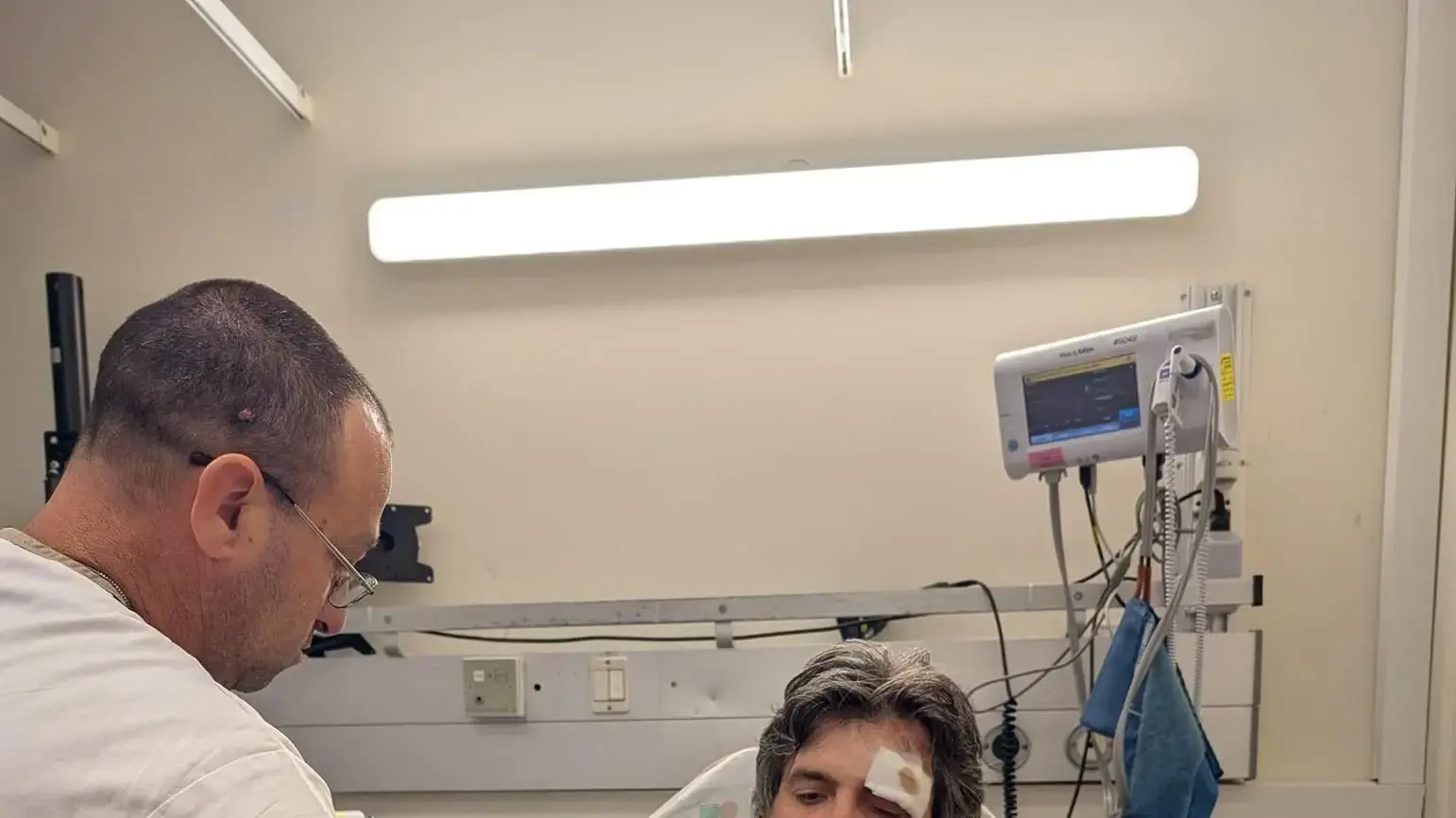 ליאו לאחר תקיפה של שלושה נערים ,סינמה סיטי בראשון לציון