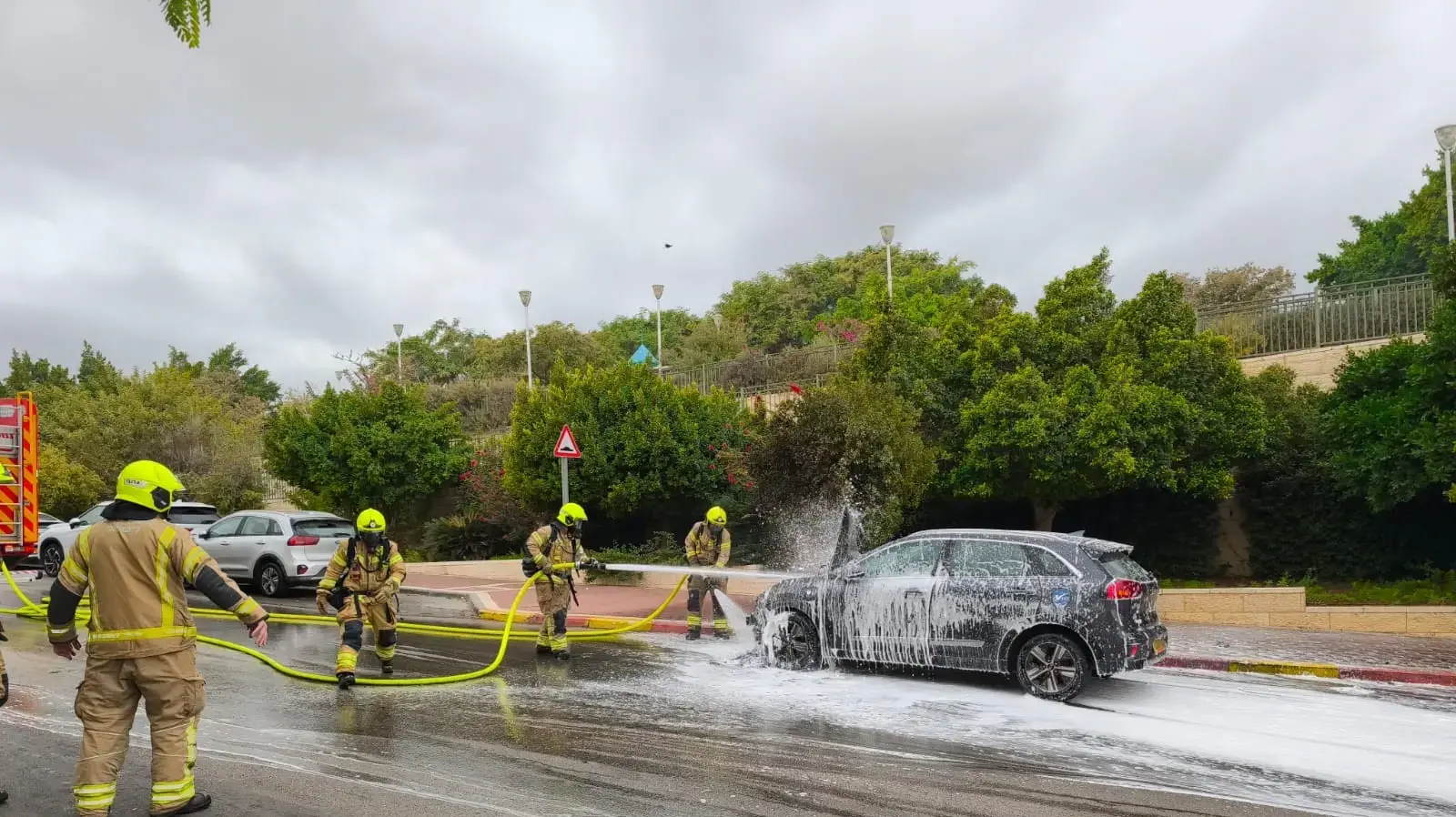 אם וילדיה נמלטו מרכב בוער, מעלה אדומים, 25 בנובמבר 2024 אם וילדיה נמלטו מרכב בוער, מעלה אדומים, 25 בנובמבר 2024