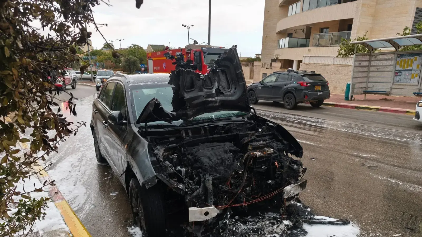 אם וילדיה נמלטו מרכב בוער, מעלה אדומים, 25 בנובמבר 2024 אם וילדיה נמלטו מרכב בוער, מעלה אדומים, 25 בנובמבר 2024