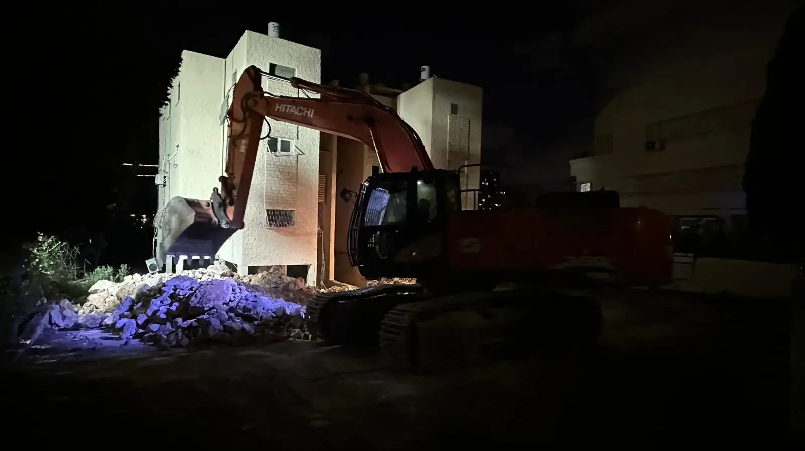 החלה עיריית חיפה להרוס את הבניין שנפגע אתמול מנפילת טיל. החלה עיריית חיפה להרוס את הבניין שנפגע אתמול מנפילת טיל.
