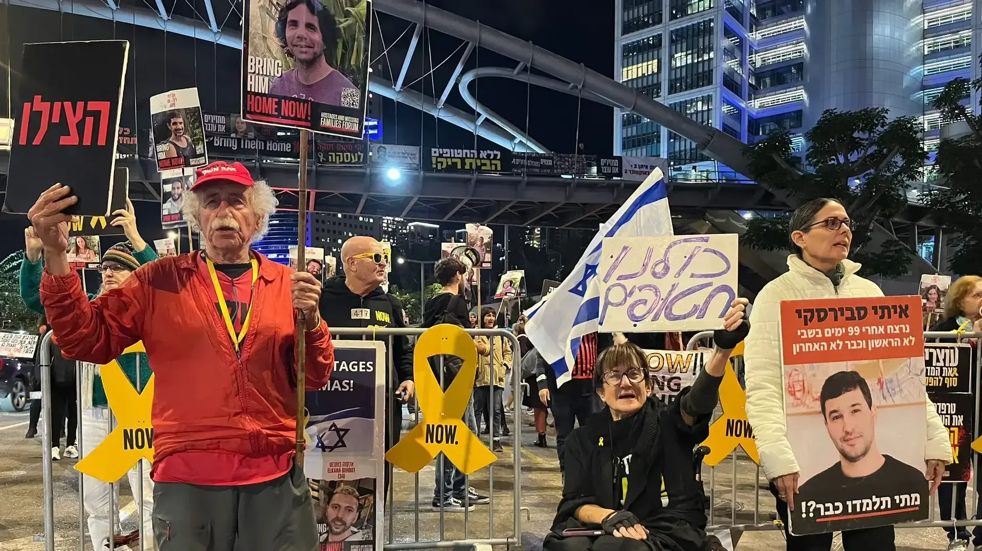הפגנה של משפחות חטופים מול שער בגין. 26 בנומבר 2024